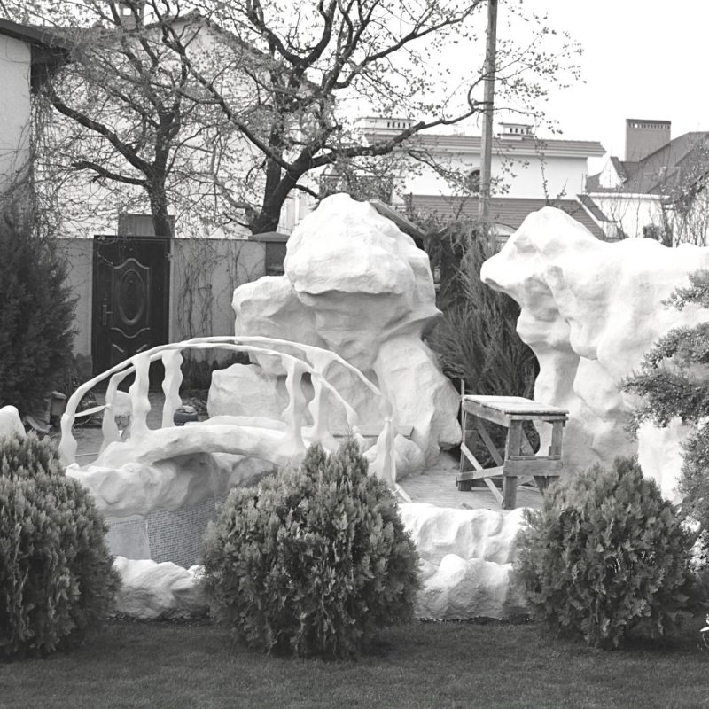 Штучний водоспад та місток
