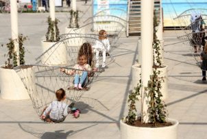 Простые качели из металла {{brizy_dc_image_alt imageSrc=